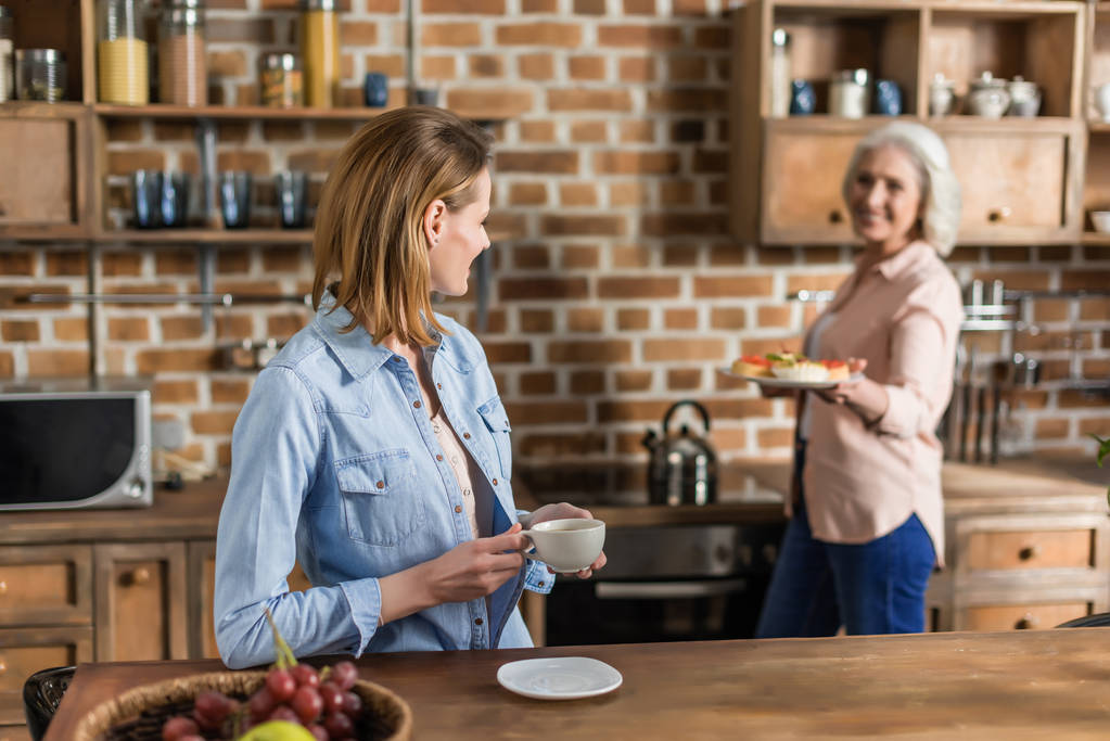 жінки добре проводять час на кухні
 - Фото, зображення