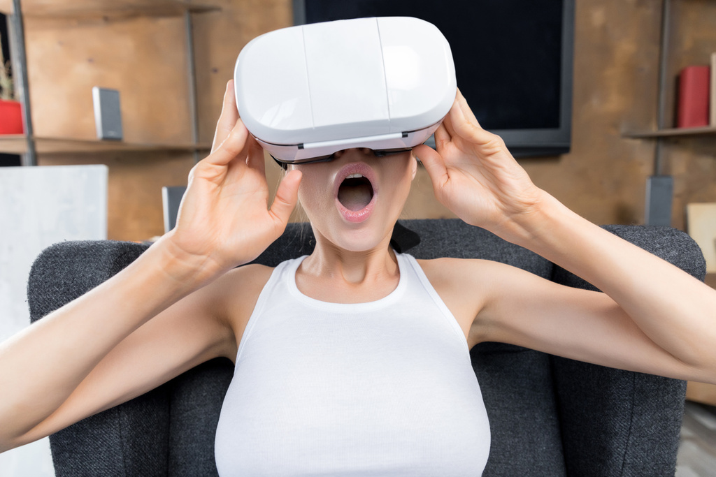 donna utilizzando auricolare realtà virtuale - Foto, immagini