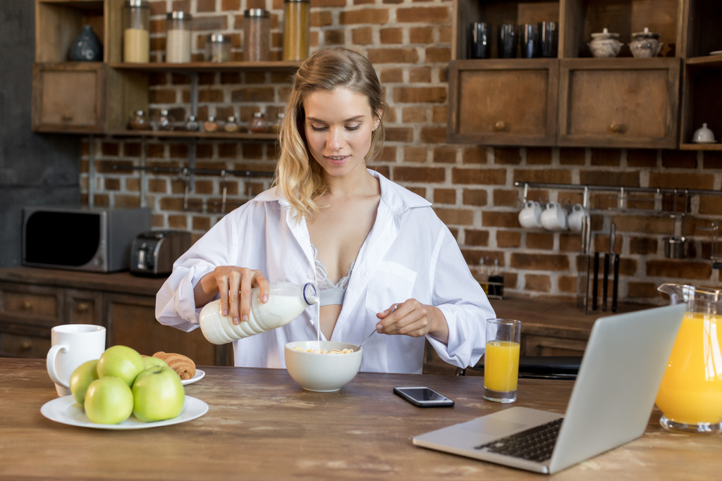 reggelizik konyhában nő - Fotó, kép