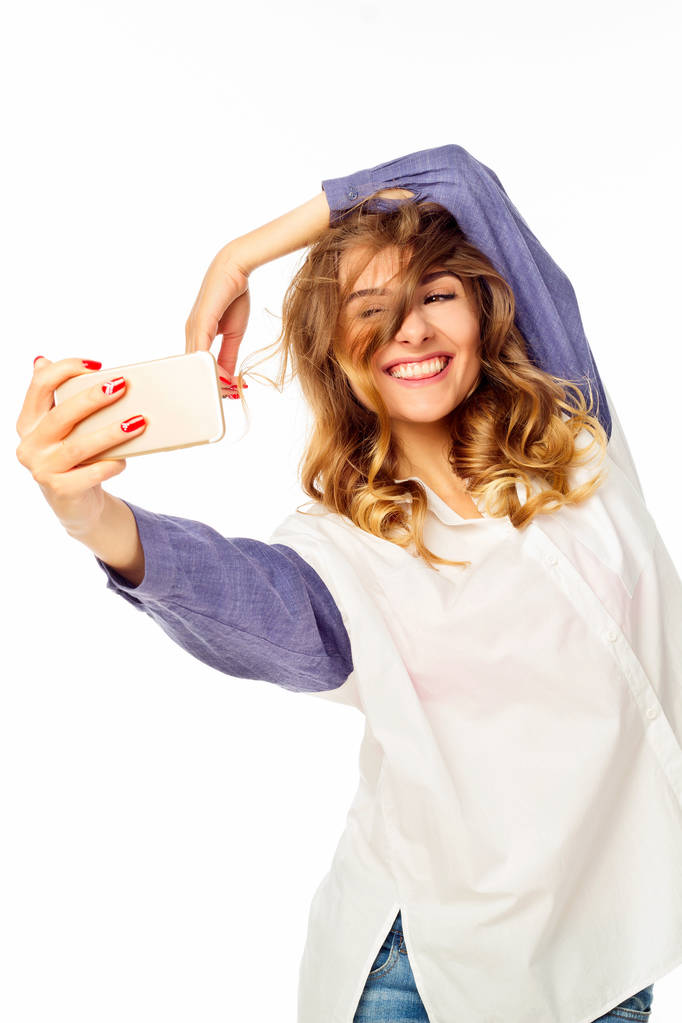 Portret pięknej młodej kobiety podejmowania selfie na smart phone - Zdjęcie, obraz