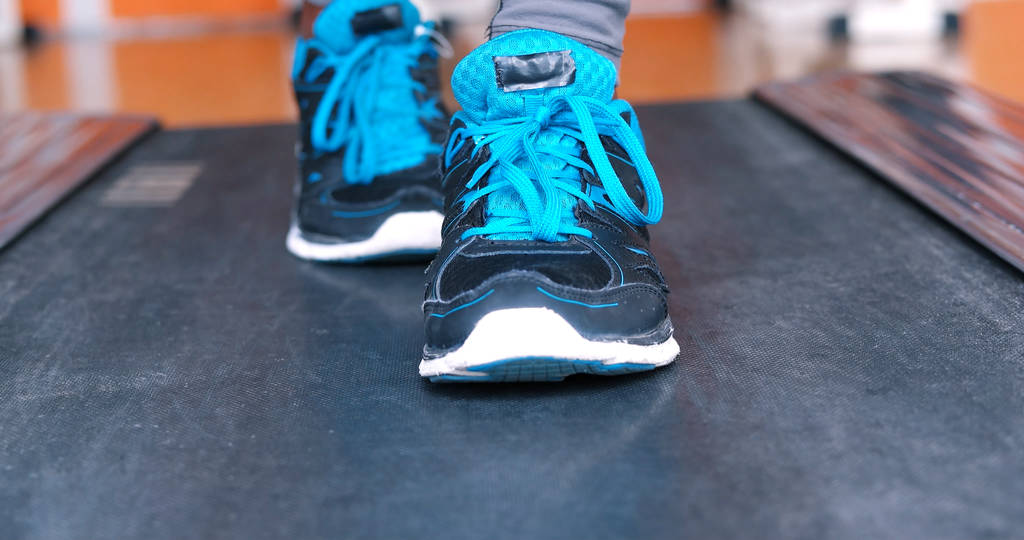 piedi neri femminili in scarpe da ginnastica
 - Foto, immagini