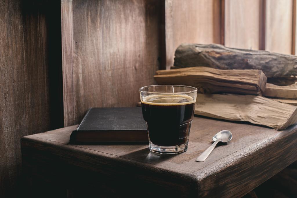 Стакан кофе и старая книга
 - Фото, изображение
