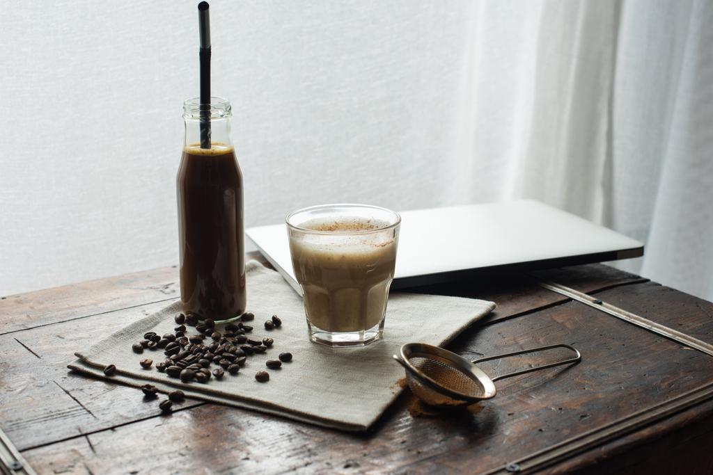 koffie drinken en glas voor cappuccino - Foto, afbeelding