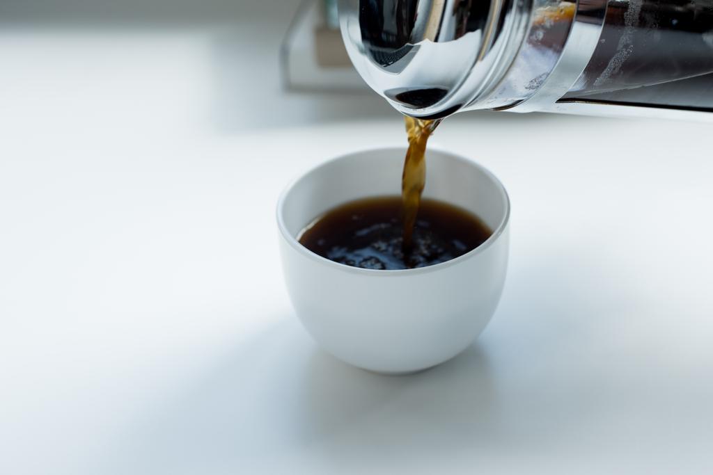 Személy szakadó fekete kávé - Fotó, kép