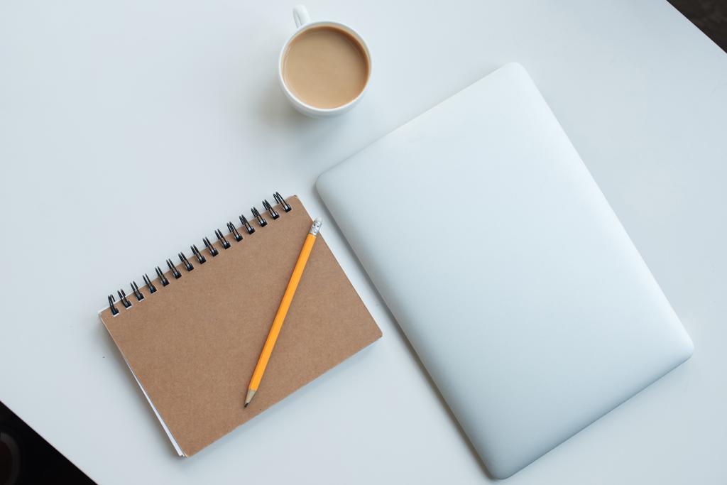 Lap-top, το σημειωματάριο και το φλιτζάνι του καφέ - Φωτογραφία, εικόνα