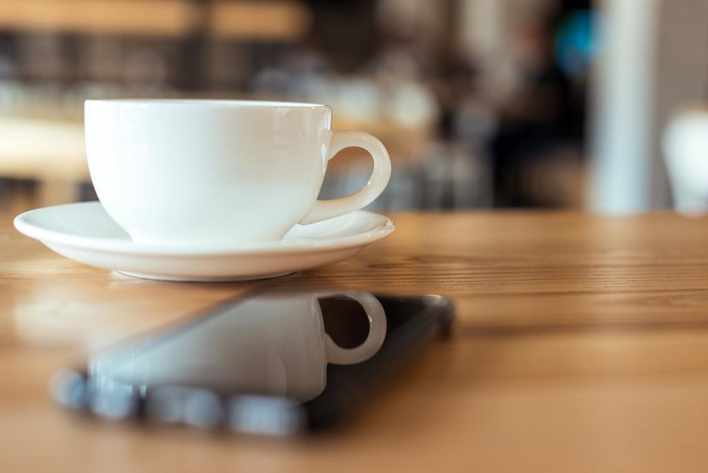 Kopje koffie op tafel in café - Foto, afbeelding