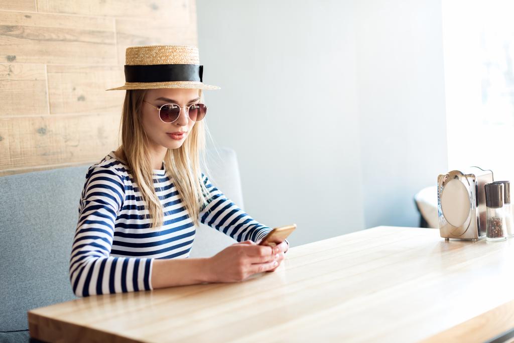 kobieta za pomocą smartfona w kawiarni - Zdjęcie, obraz
