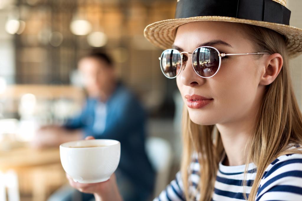 mujer con taza de café en la cafetería - Foto, imagen