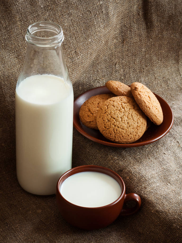 cookie-k és tej kupa - Fotó, kép