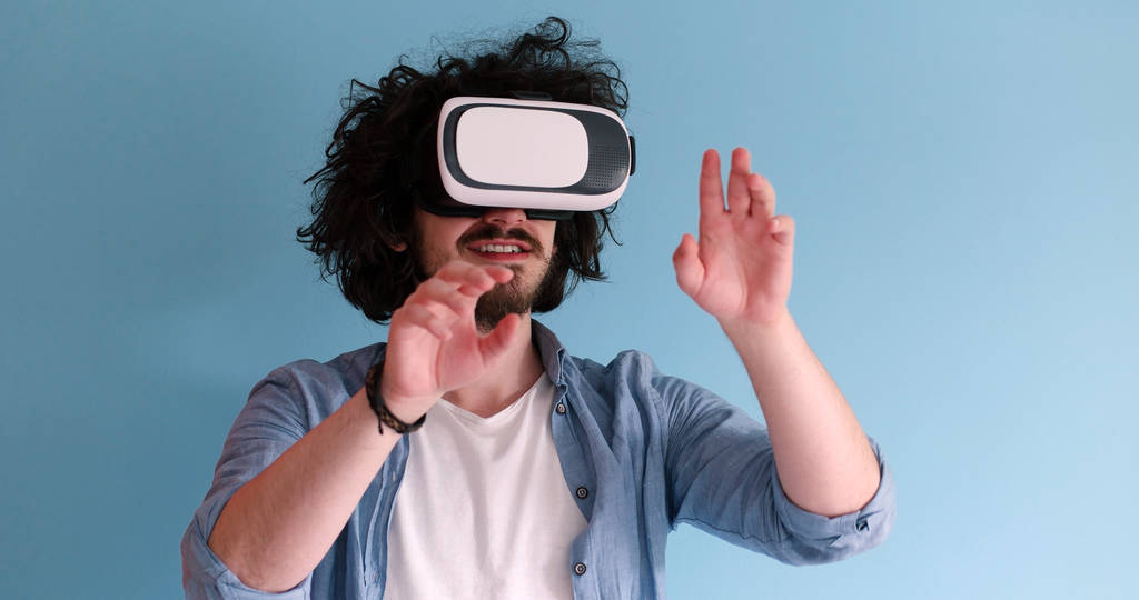 mies käyttää VR kuulokkeet lasit virtuaalitodellisuus
 - Valokuva, kuva