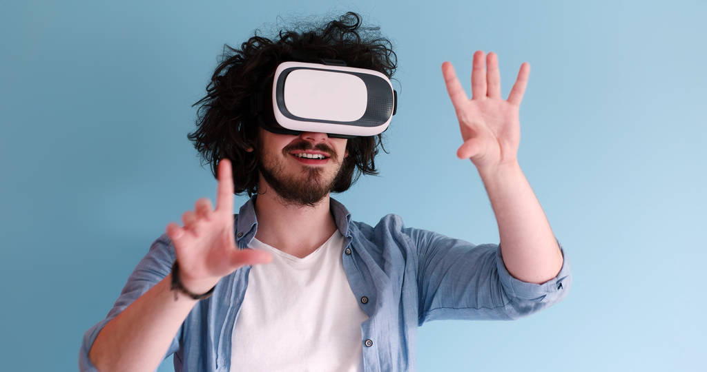 uomo che utilizza occhiali VR cuffia della realtà virtuale
 - Foto, immagini
