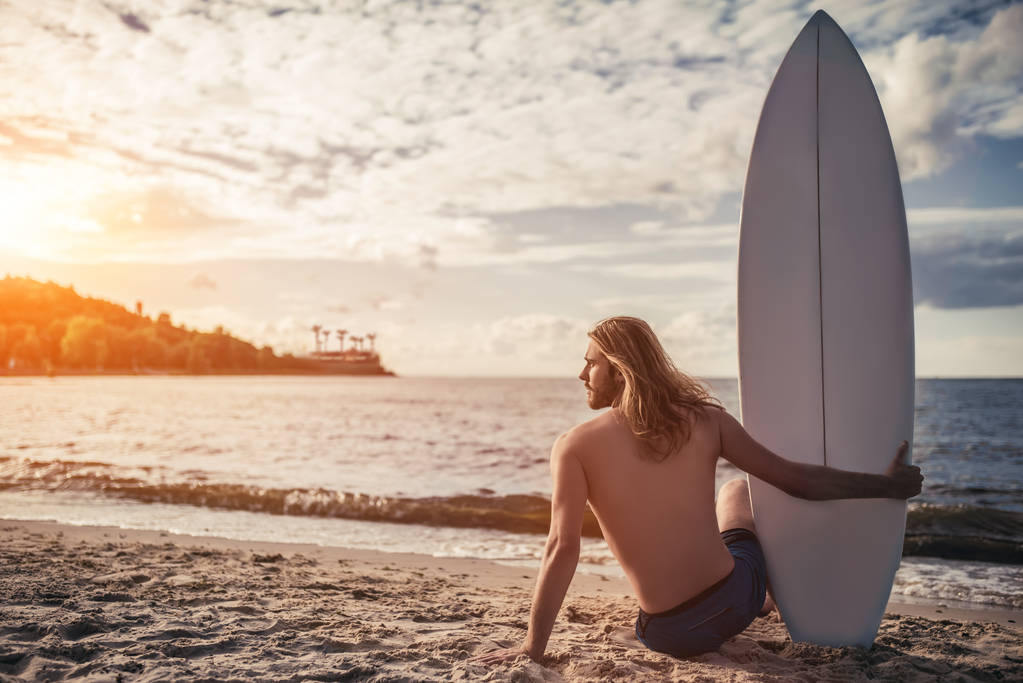 Jongeman met surfplank - Foto, afbeelding