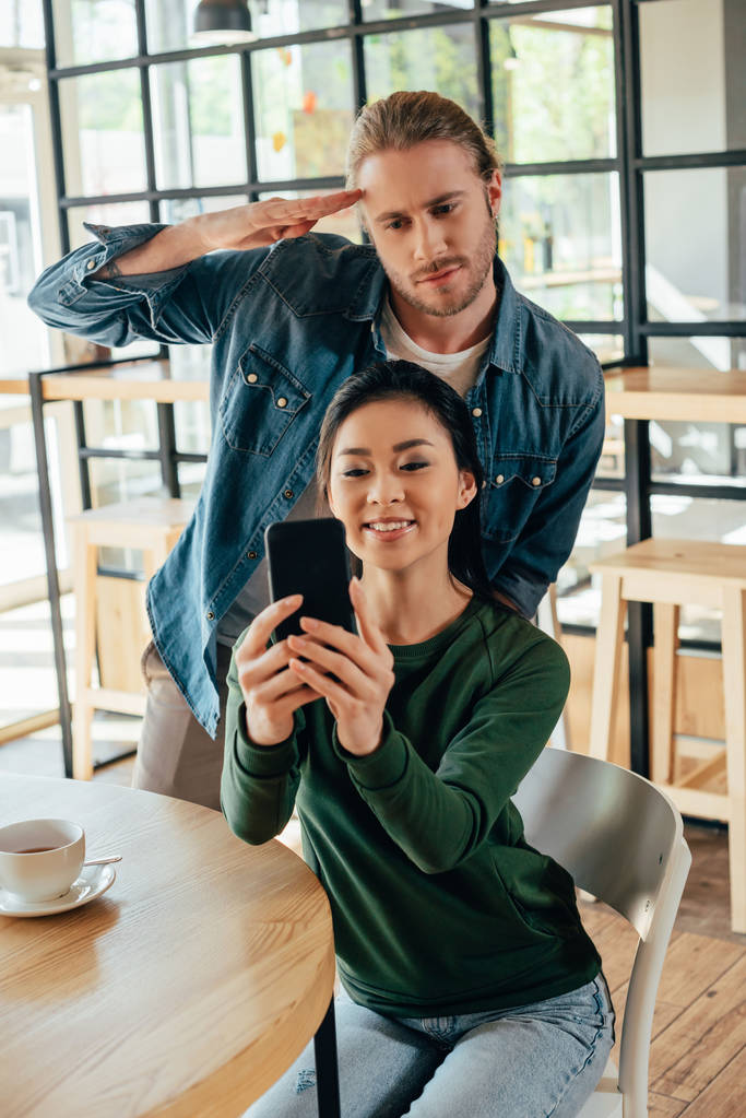 couple multiethnique prenant selfie au café
 - Photo, image