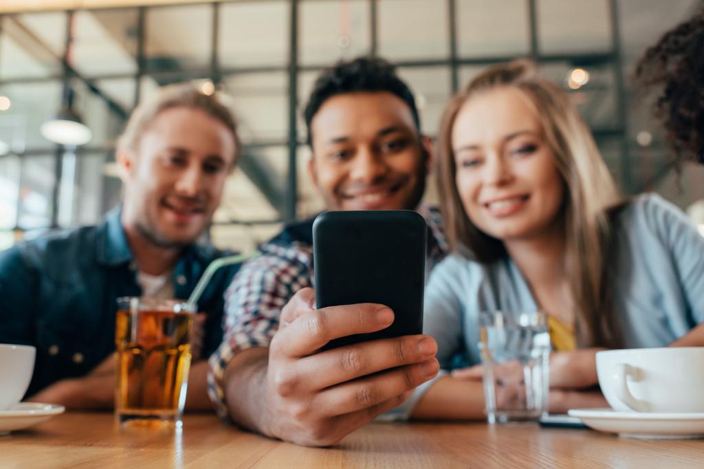 ystävät ottavat selfie kahvilassa
 - Valokuva, kuva