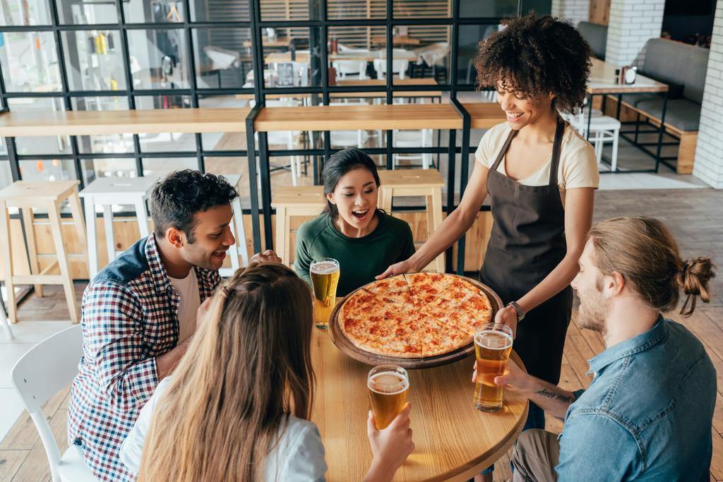 Kellnerin bringt Pizza für Kunden - Foto, Bild