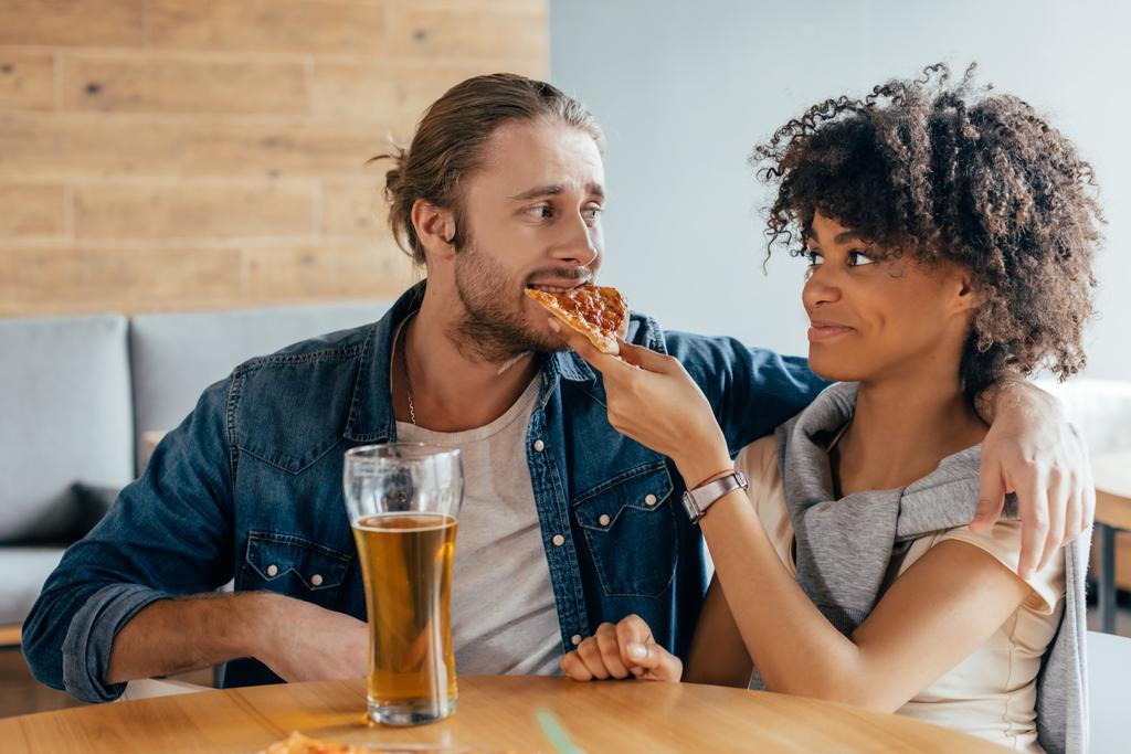 カフェでピザを食べるカップル - 写真・画像