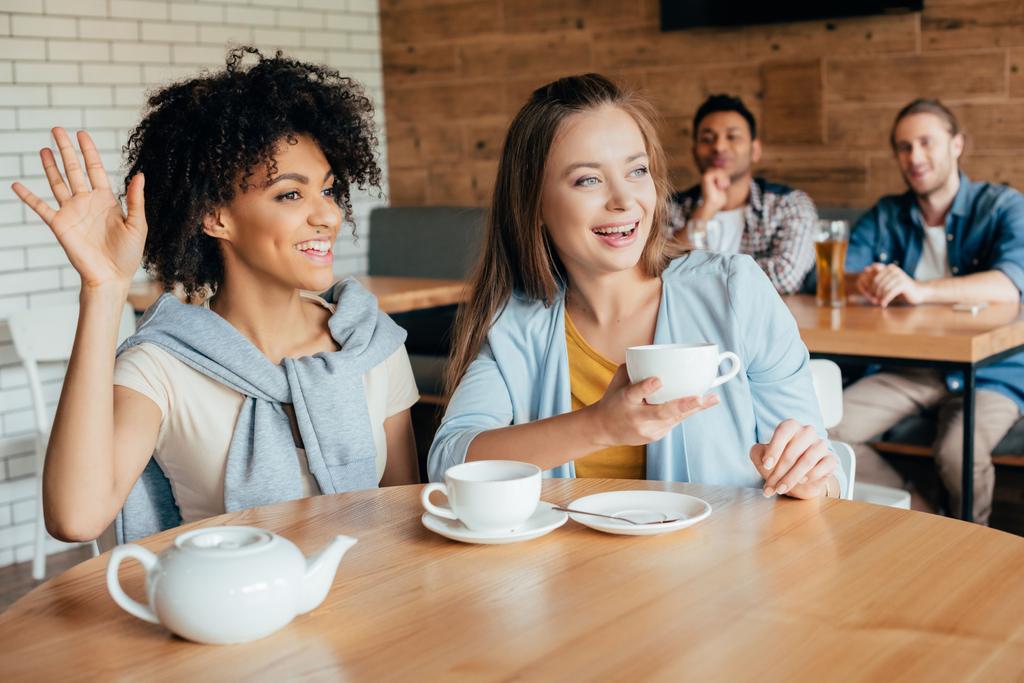junge Frauen beim Tee im Café - Foto, Bild