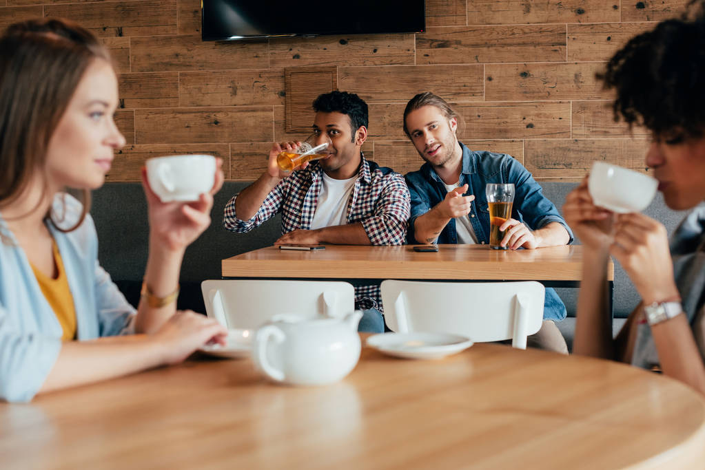 Personas multiétnicas sentadas en la cafetería
 - Foto, imagen