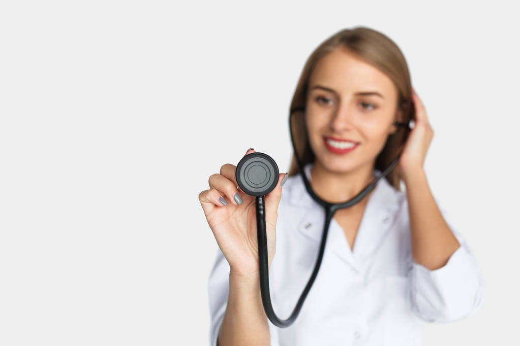 Žena s stetoskop na bílém - Fotografie, Obrázek