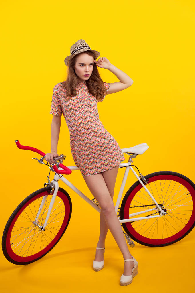 Modelo posando com bicicleta
 - Foto, Imagem