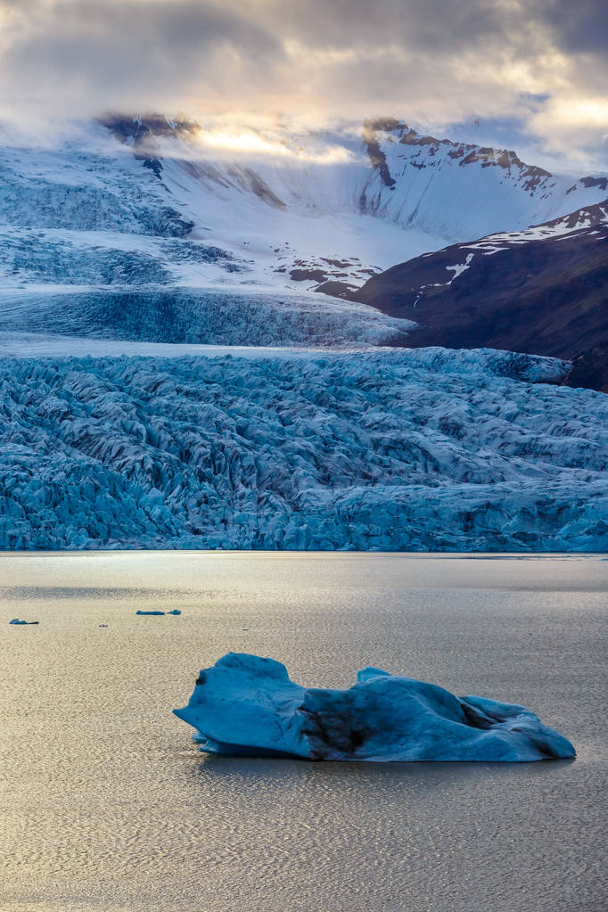 Kawałek lodu pływającego na jeziorze w Islandii - Zdjęcie, obraz