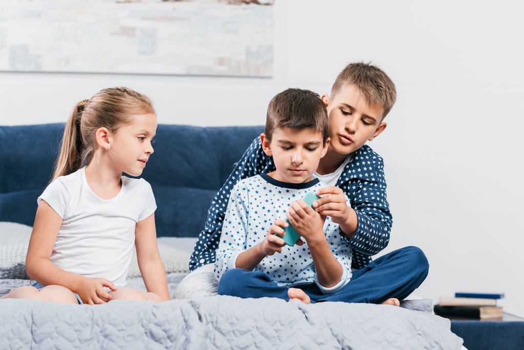 niños con smartphone en casa
 - Foto, Imagen