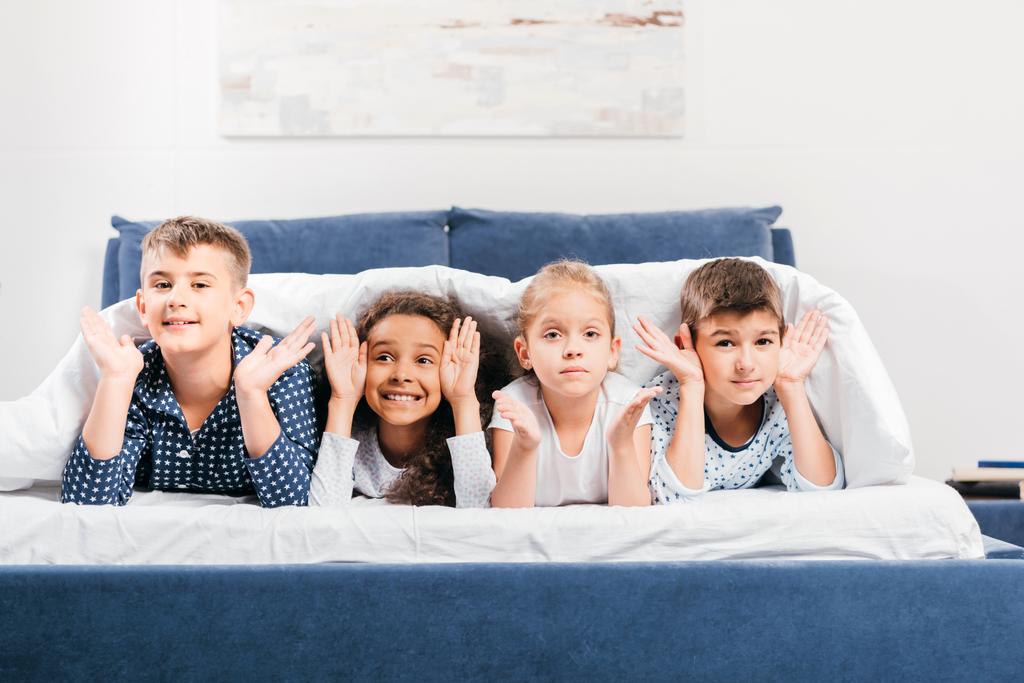 multikulturális gyerekek, az ágyban fekve - Fotó, kép