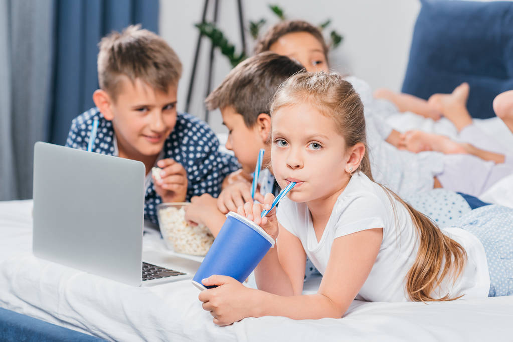 crianças multiculturais com laptop em casa
 - Foto, Imagem