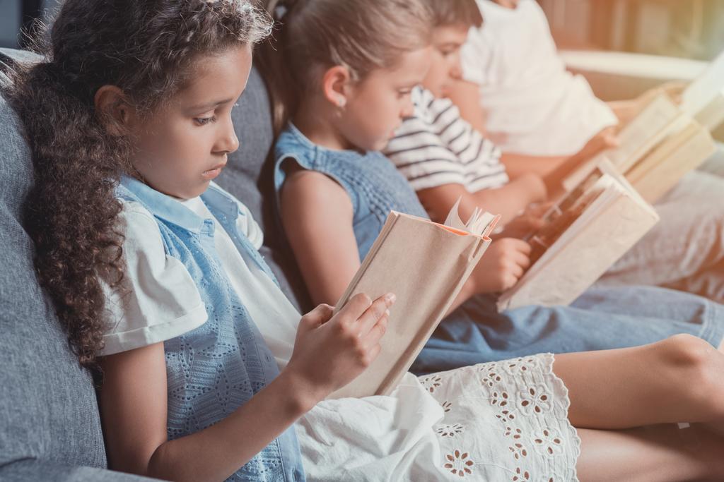 enfants multiculturels lisant des livres
 - Photo, image