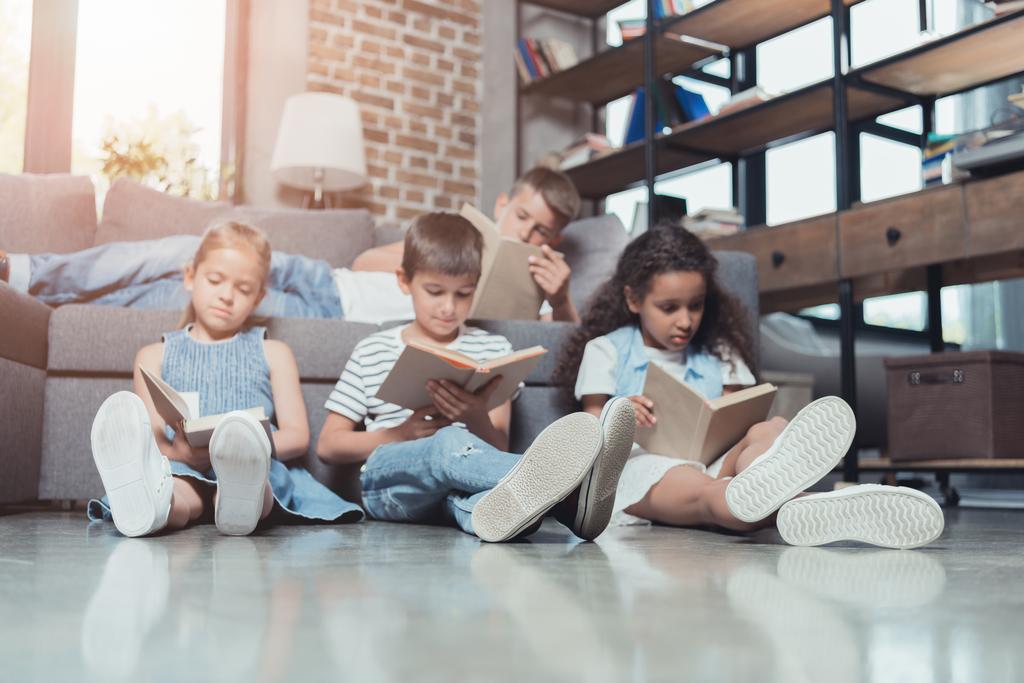 πολυπολιτισμική παιδιά ανάγνωση βιβλίων - Φωτογραφία, εικόνα