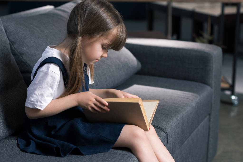 petite fille lecture livre - Photo, image