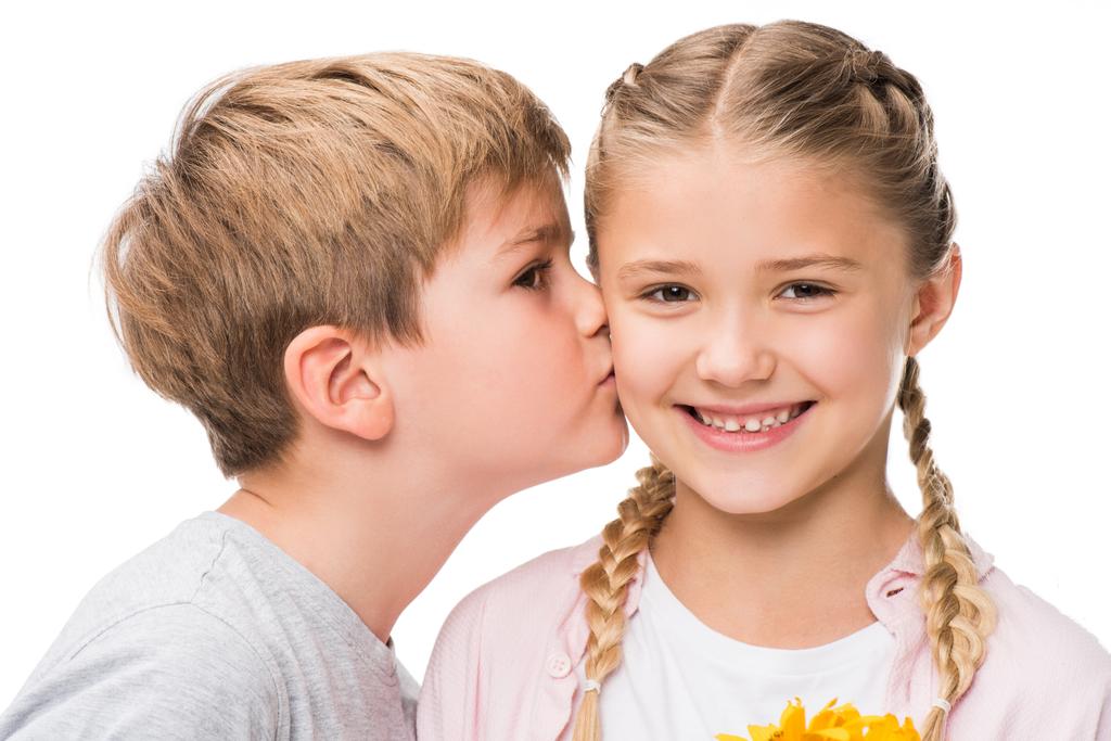 Junge küsst Mädchen - Foto, Bild