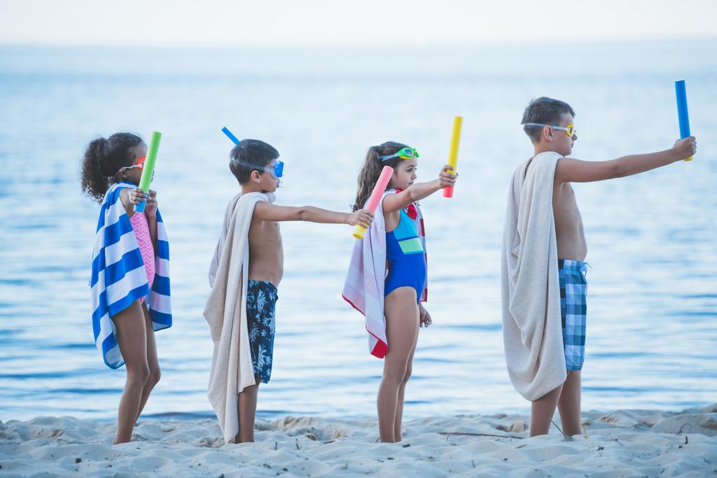 crianças multiculturais em máscaras de natação com brinquedos
 - Foto, Imagem