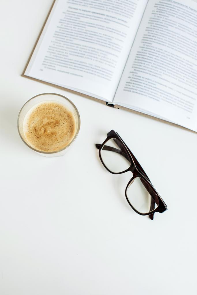 kahvi, silmälasit ja kirja
  - Valokuva, kuva