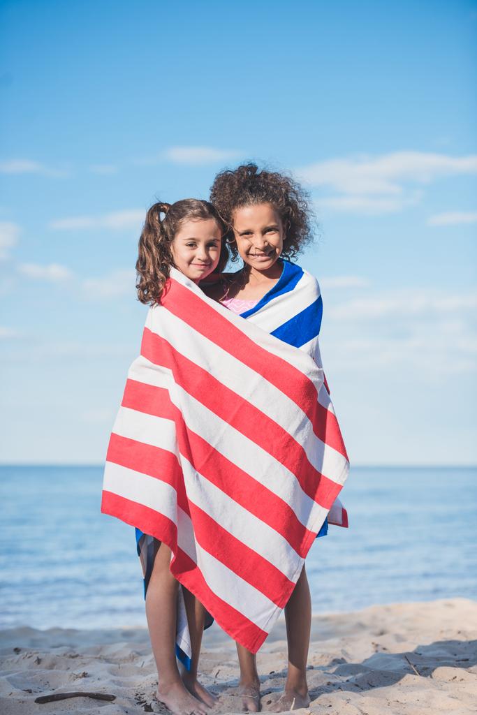 chicas multiculturales en toalla en la playa
 - Foto, Imagen