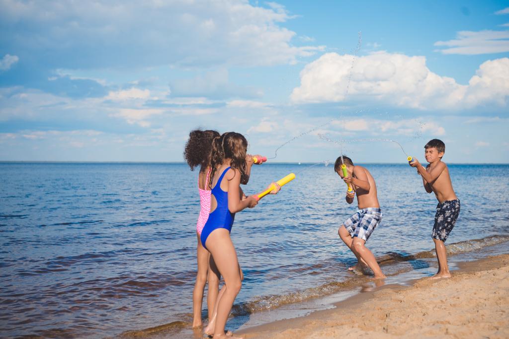 niños jugando en la playa
 - Foto, imagen