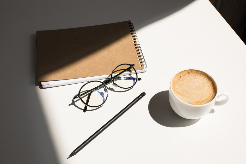 кофе, очки и блокнот
 - Фото, изображение