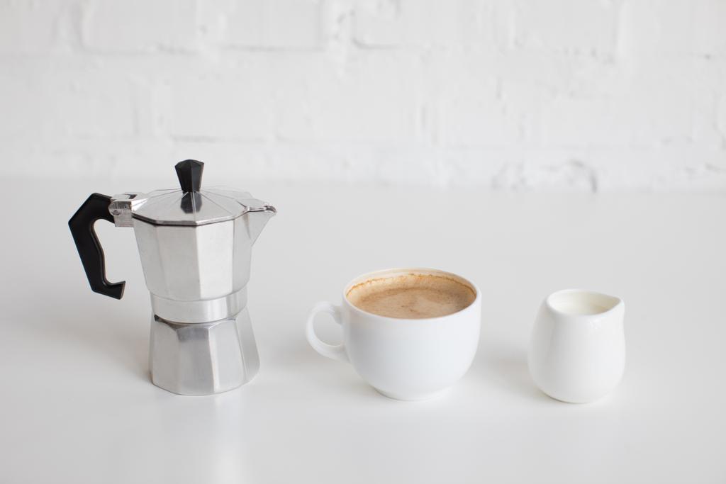 kahve makinesi, kahve ve süt kavanoz - Fotoğraf, Görsel