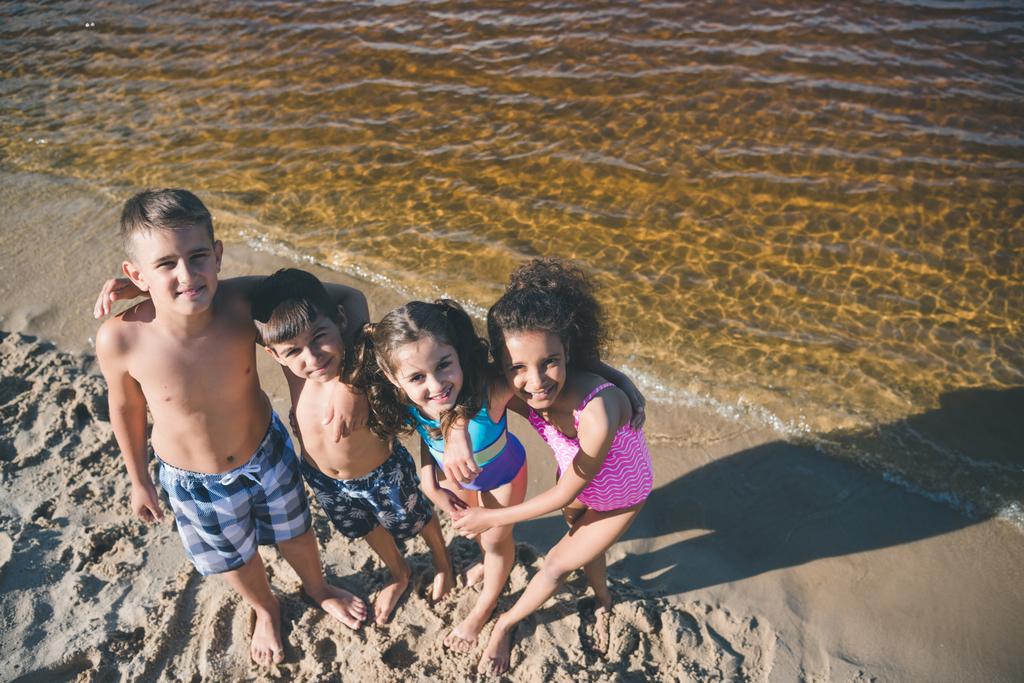 wielokulturowym dzieci w stroje kąpielowe na plaży - Zdjęcie, obraz