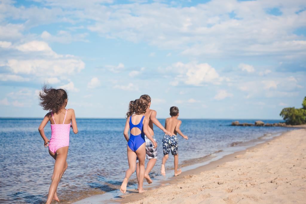 Дети бегают по песчаному пляжу
 - Фото, изображение