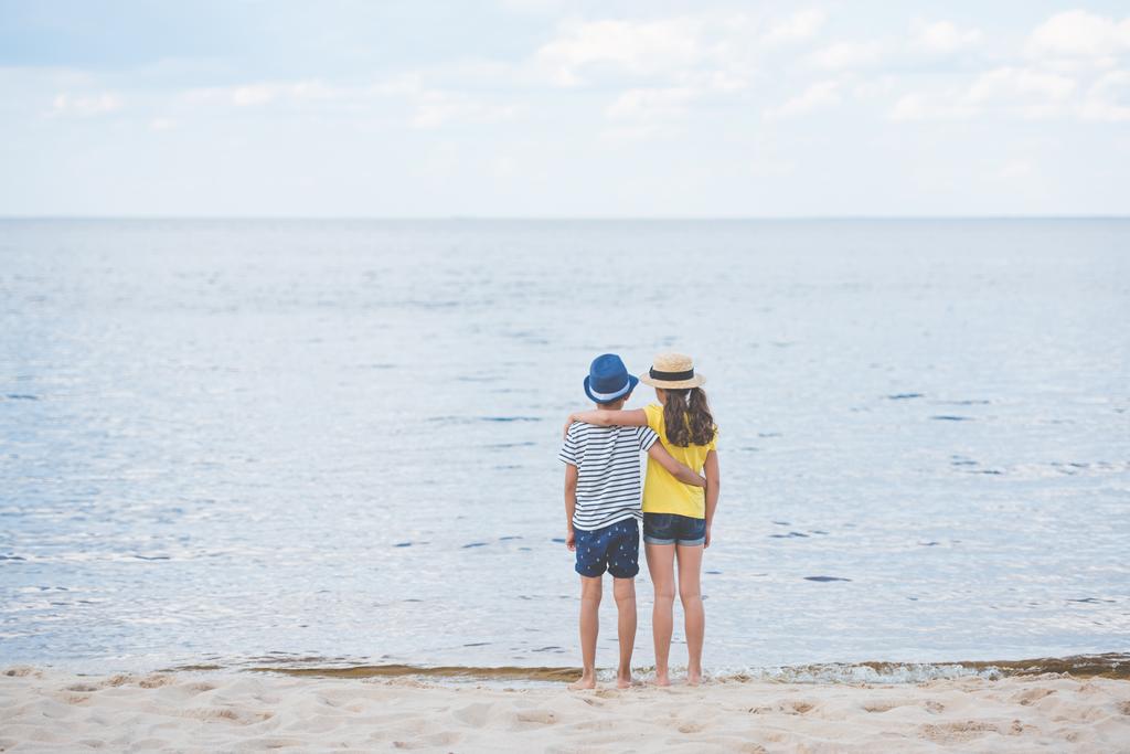 menino e menina na praia
 - Foto, Imagem