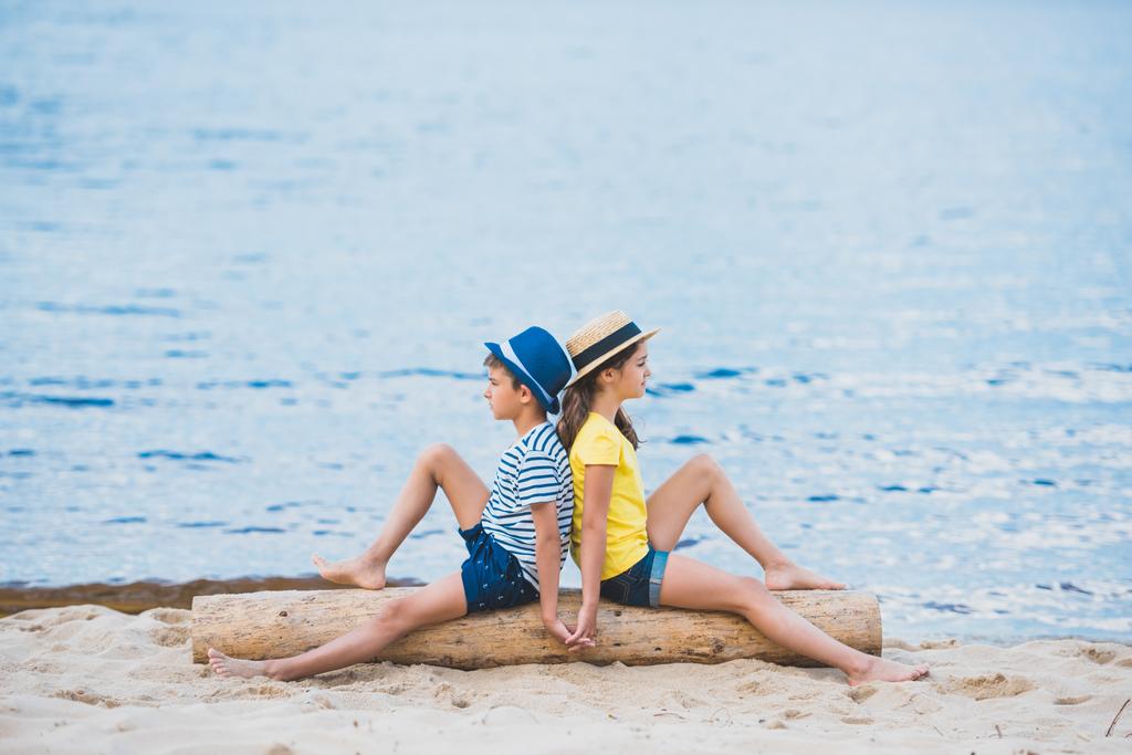 μικρό αγόρι και κορίτσι στην παραλία - Φωτογραφία, εικόνα