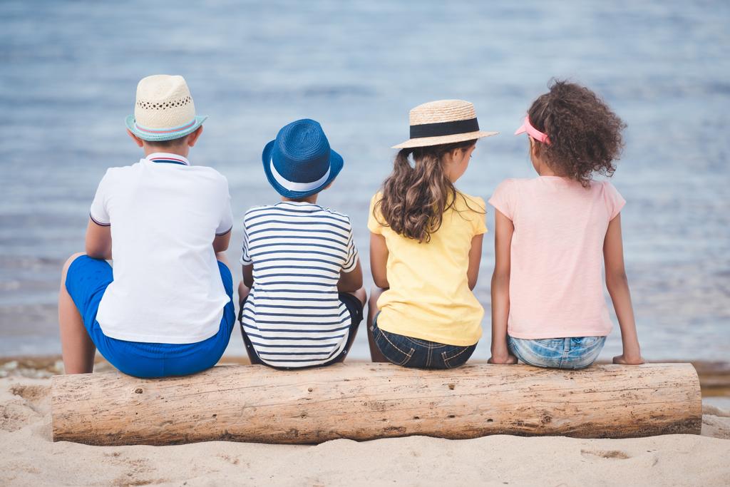 enfants assis au bord de la mer
 - Photo, image