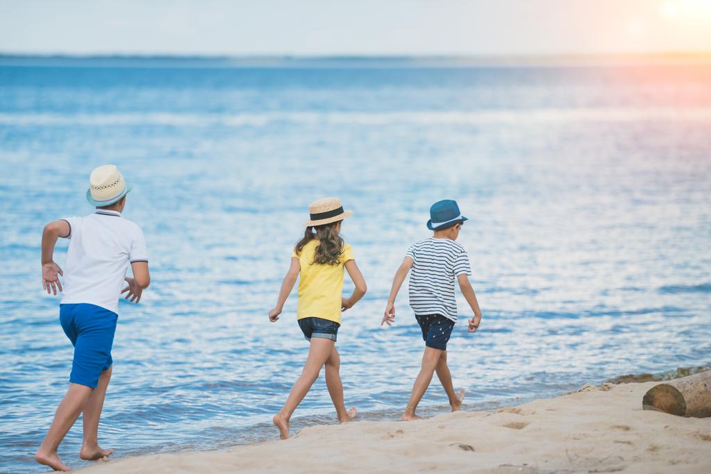 gyerekek, séta a strand - Fotó, kép