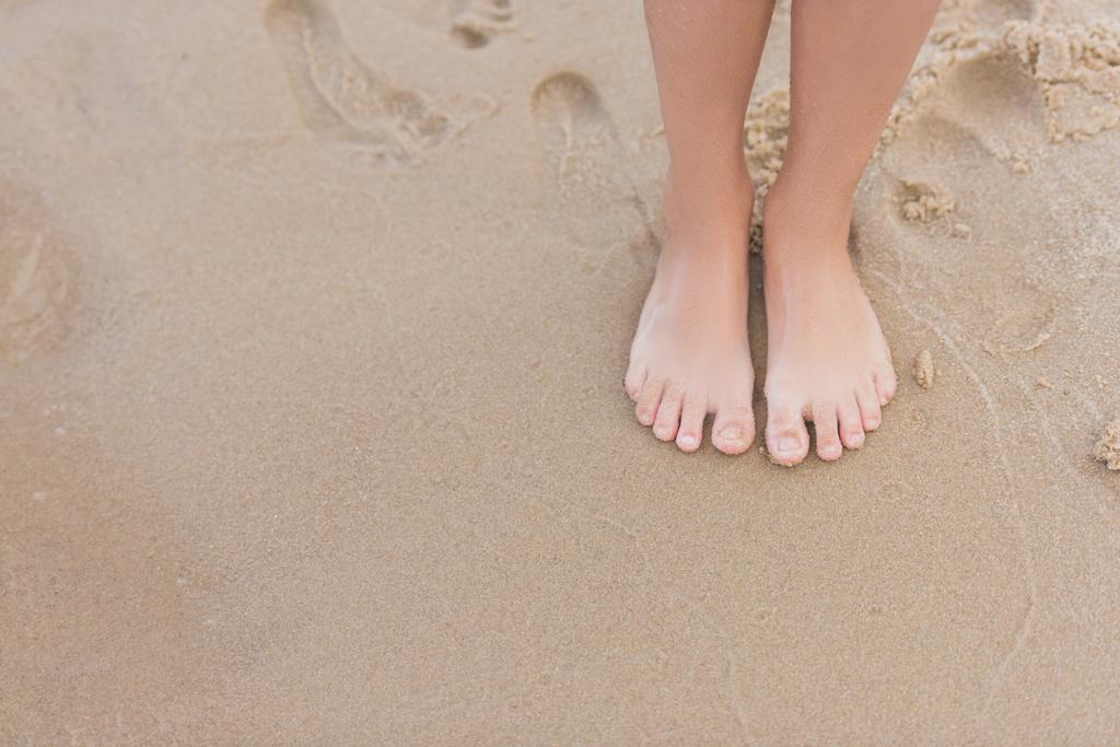 bambino in piedi sulla spiaggia di sabbia
 - Foto, immagini