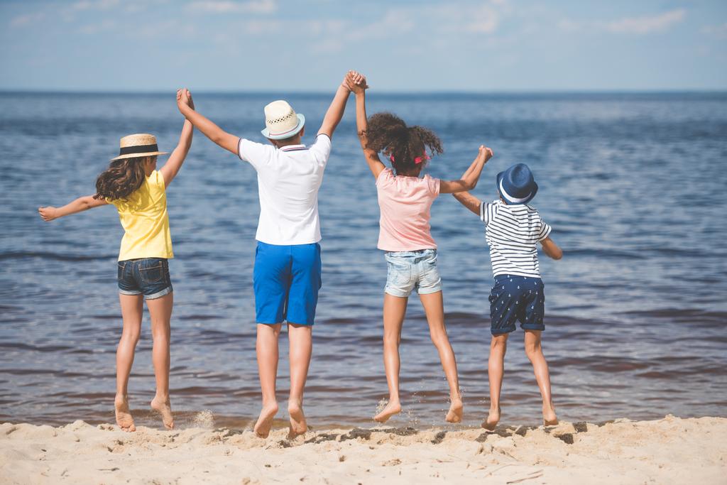 niños saltando en la playa
 - Foto, Imagen