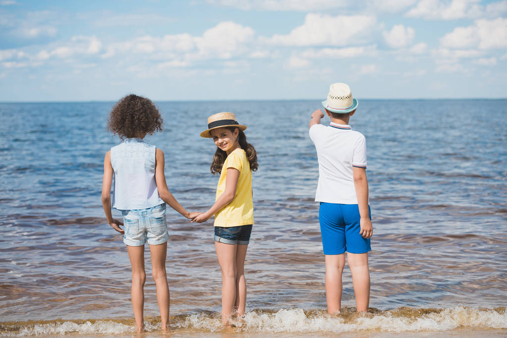 niñas y niños en la playa
 - Foto, Imagen