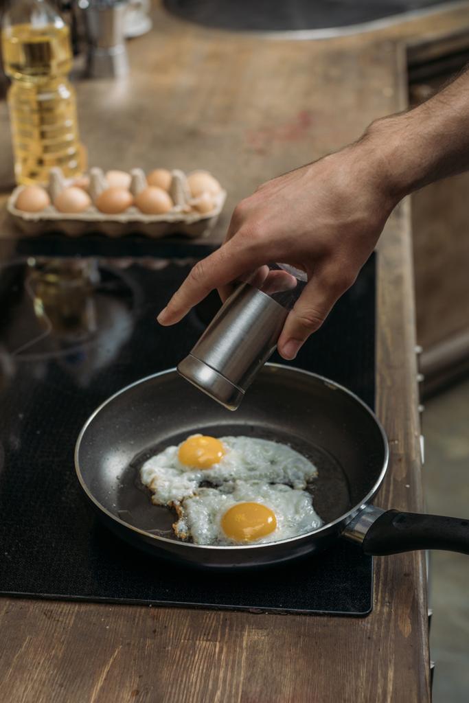 hombre preparando huevos para el desayuno
 - Foto, imagen