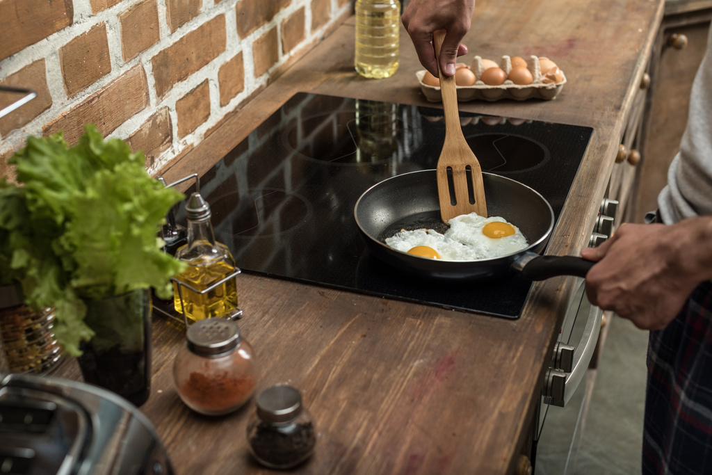 muž připravuje vejce k snídani - Fotografie, Obrázek