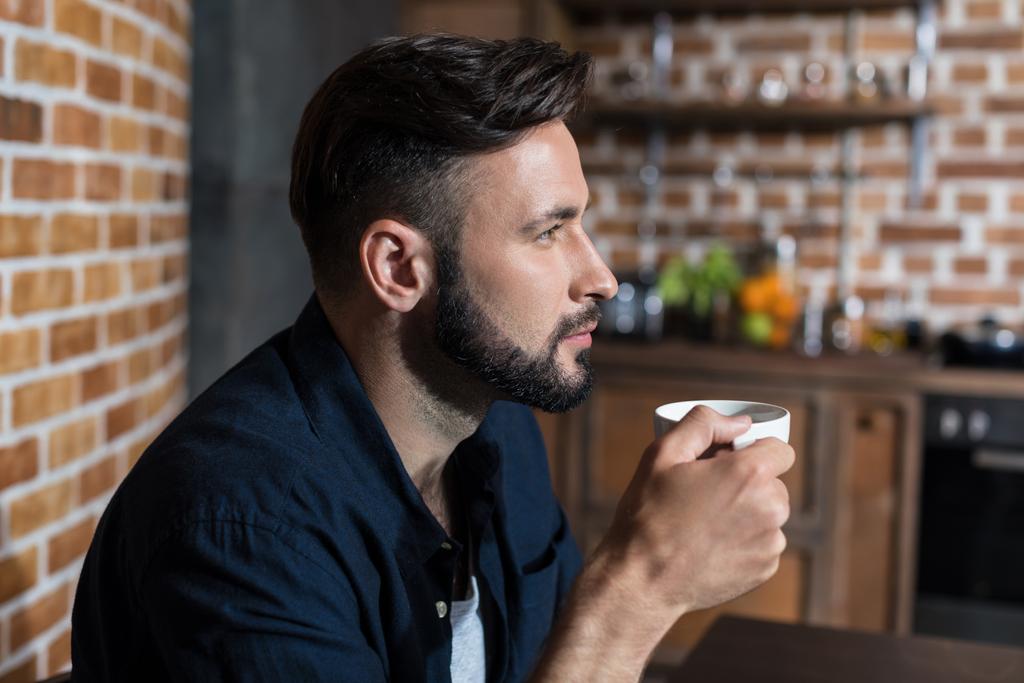 przystojny Brodaty mężczyzna pije kawę - Zdjęcie, obraz